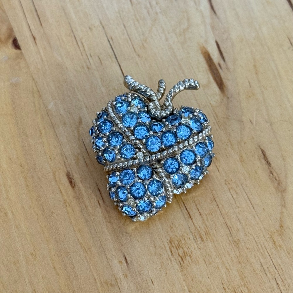 50’s JOMAZ Joseph MAZER Blue Crystal Rhinestone Studded Knotted Heart Brooch Pin